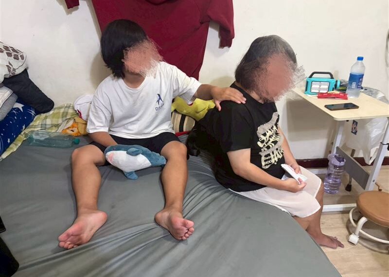 台灣新聞通訊社-獨家／15歲國中生孝子喝水充飢上學只為截肢媽媽省錢　兩人還常醬油拌飯