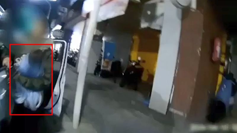 台灣新聞通訊社-詭異藍髮女娃當掩護！毒鴛鴦新北環快20龜速行遭逮　查獲海洛因146克