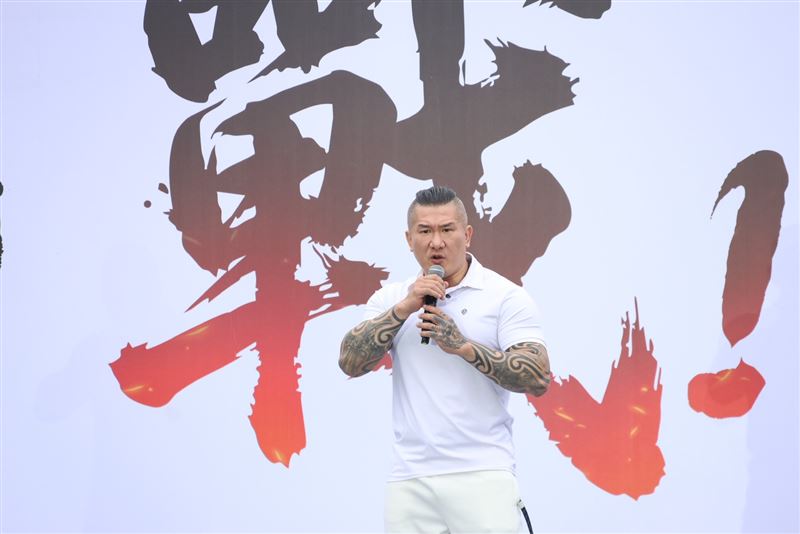 台灣新聞通訊社-八炯驚見「館長爆氣錄音」中領館循環播！網笑酸：難怪不帶你見習近平