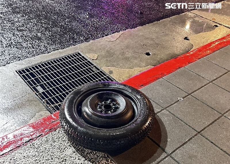 台灣新聞通訊社-備胎噴飛砸毀1車！運將闖紅燈撞上同行　北市3小黃車禍釀4傷