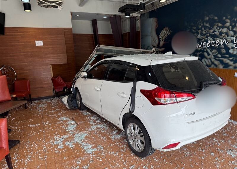 台灣新聞通訊社-暴衝瞬間曝光！苗栗71歲嬤「詭異右轉」直衝85度C　男吃早餐遭撞飛慘死