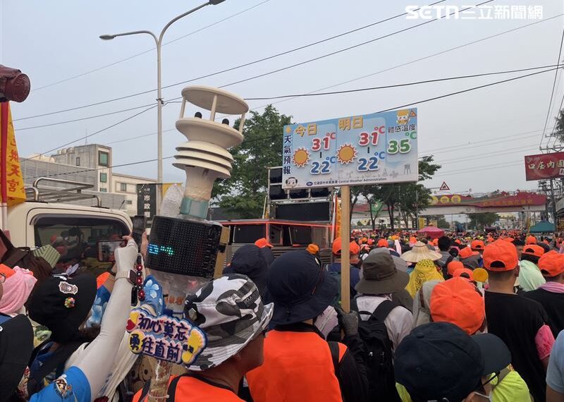 台灣新聞通訊社-白沙屯媽祖驚見「10萬元裝備」背上身!信徒瘋搶拍 大咖女神也現身