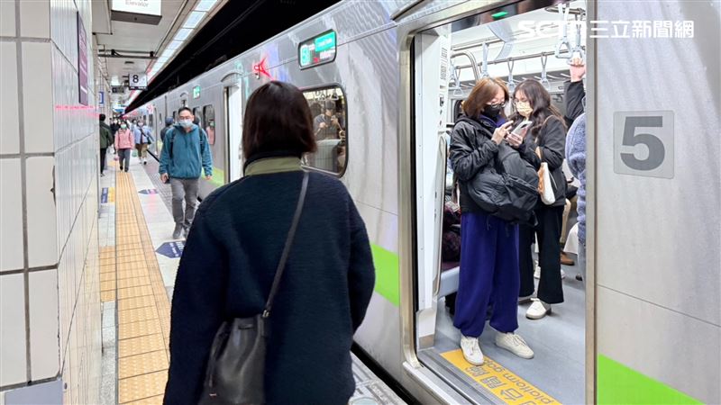 台灣新聞通訊社-事故原因曝！砍竹子害臺鐵電車線脫落「海線停駛」約40分鐘…通勤族崩潰