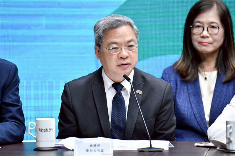 台灣新聞通訊社-快訊／「塑膠袋之亂」有救了！經長龔明鑫祭大招　今急召業者閉門會議