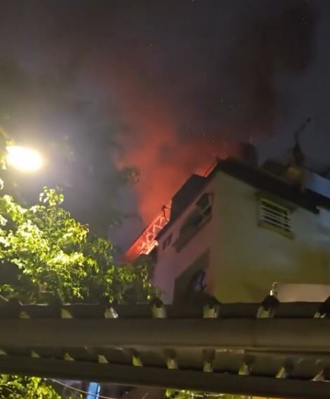 台灣新聞通訊社-新北民宅惡火「鐵皮頂樓加蓋」狂燒…烈焰染橘紅夜空!9住戶急疏散逃命