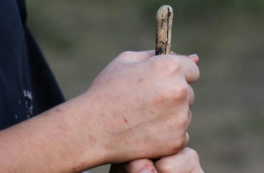 台灣新聞通訊社-攻擊女學生嫌落網了！熱血騎士救人：撿木棍打到都斷了