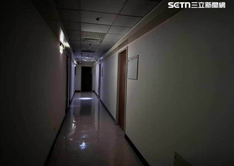 台灣新聞通訊社-烏漆抹黑！立院研究大樓無預警跳電　助理被迫「異地上班」超無奈