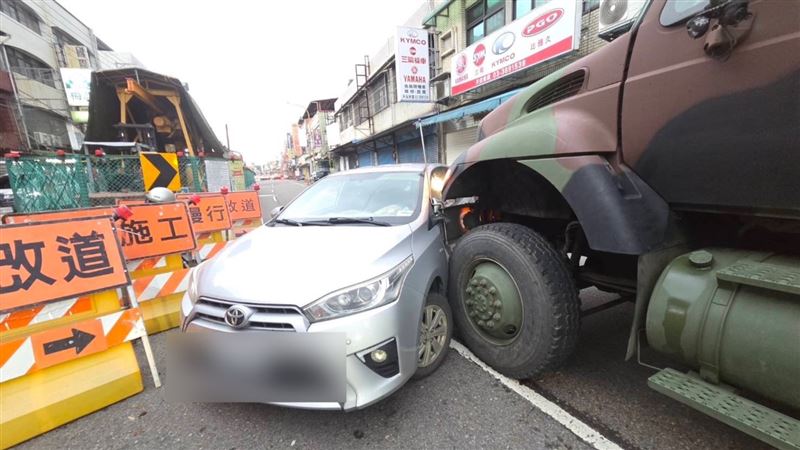 台灣新聞通訊社-疑變換車道不慎！軍用大貨卡擦撞「豐田鴨」　小客車駕駛嚇出冷汗