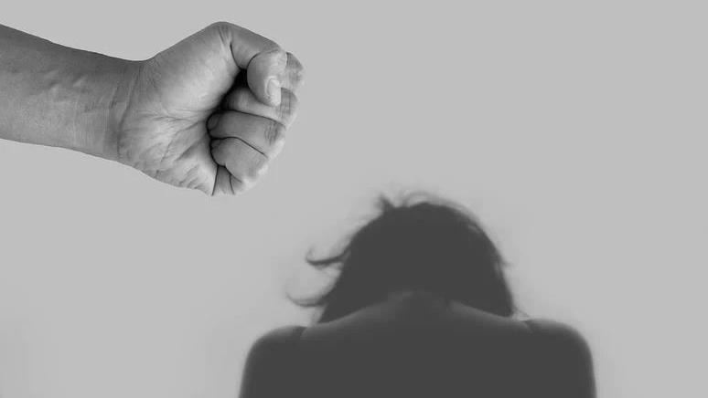 台灣新聞通訊社-不滿兒沒讓座!暖男骨科醫「毆妻、狠摔子」還偷裝AirTag跟監 下場慘了