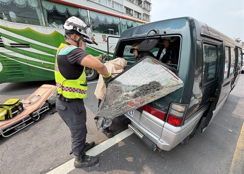 台灣新聞通訊社-離奇車禍！彰化單車男「頭鑲嵌廂型車玻璃」滿臉爆血　消防拆窗救援