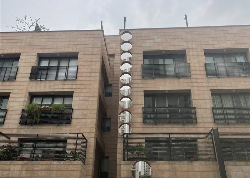 台灣新聞通訊社-透天「掛10個凸面鏡」化解「壁刀煞」有用？命理師全說了