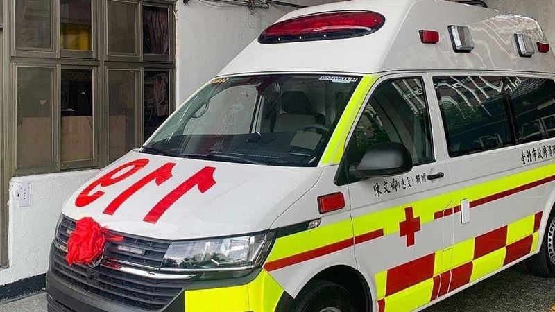 台灣新聞通訊社-濺血衝突！台中3男爆糾紛持刀互砍　2傷者忍痛到案1男仍逃逸中