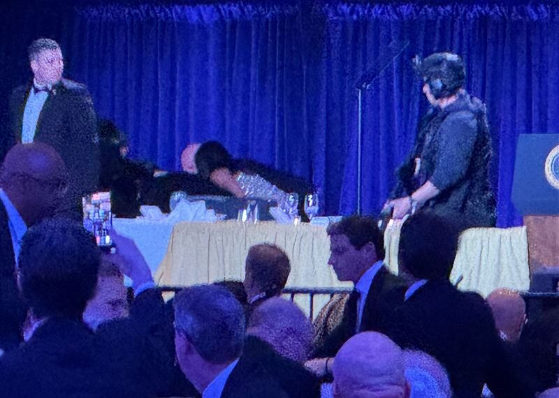 台灣新聞通訊社-川普出席白宮晚宴遇槍擊！緊急撤離畫面曝　槍手一度傳出遭擊斃