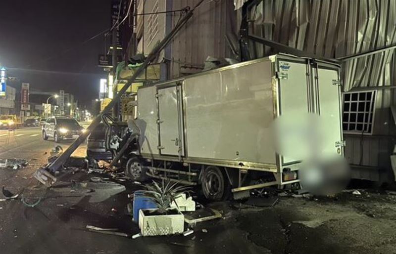 台灣新聞通訊社-苗栗頭份深夜驚魂!貨車失控猛撞3車2民宅 駕駛受困:連假加班體力透支
