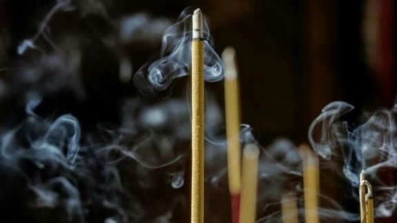 台灣新聞通訊社-掃墓驚見祖墳遭破壞!金門三級古蹟陳顯墓疑被盜掘 現場竟遺留1把鍬