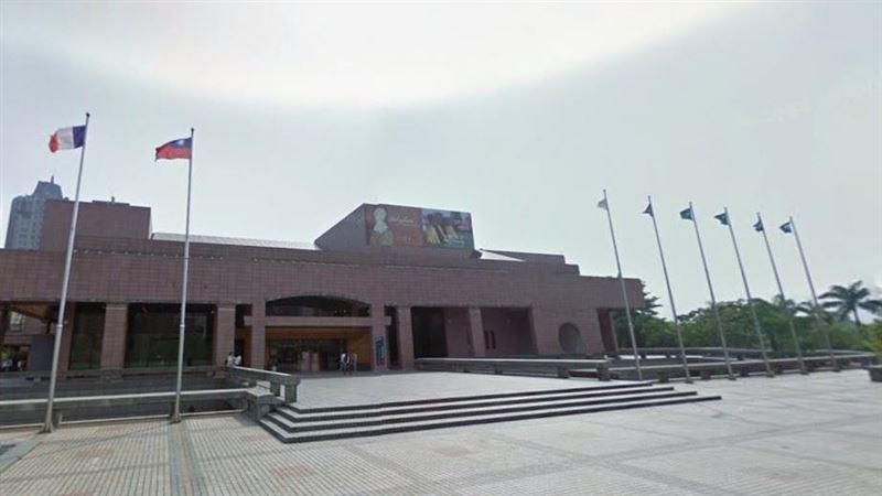 台灣新聞通訊社-退役解放軍…身穿五星旗來高美館「想買軍警票」陳其邁讚他:做得非常好