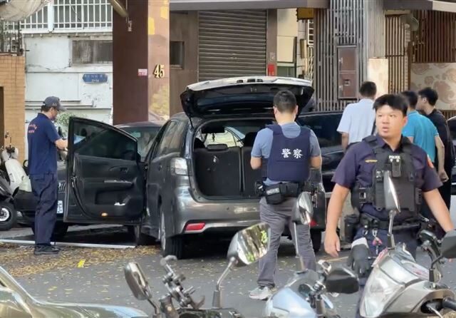台灣新聞通訊社-中院旁傳槍響！27歲男遭攔「上車談判破局」近距離開槍　警研判是熟人