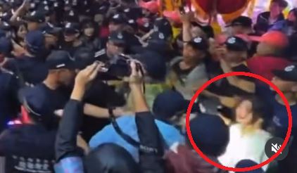 台灣新聞通訊社-大甲媽回鑾彰化爆推擠！正妹控警壓制頭撞地…警調畫面打臉：妨害公務