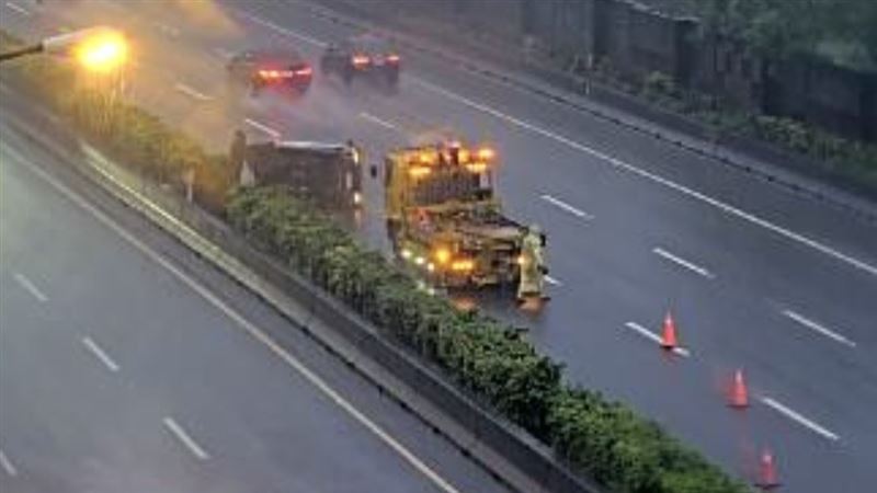台灣新聞通訊社-快訊／雨天「撞況」多？國道同路段1公里內發生2車禍！間隔僅8分鐘