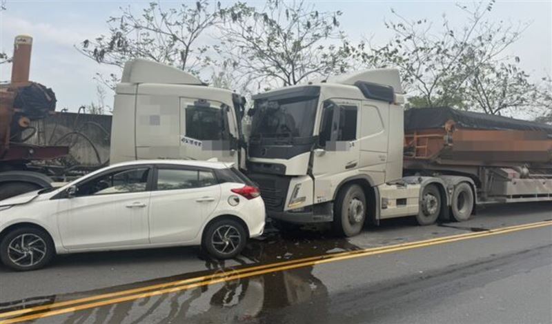 台灣新聞通訊社-快訊／南投竹山砂石車逆向衝撞3車！小貨車駕駛「嵌入駕駛座」當場慘死
