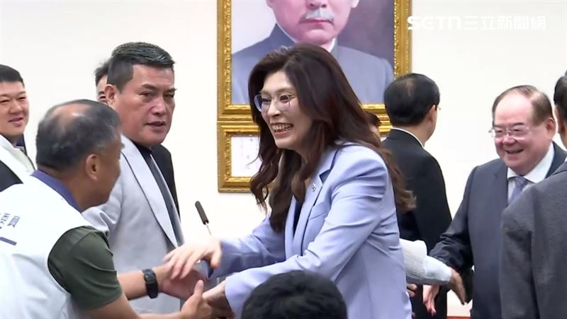 台灣新聞通訊社-鄭麗文今訪中！矢板明夫作詩批「欲引木馬入城門」　釣出曹興誠大讚3字