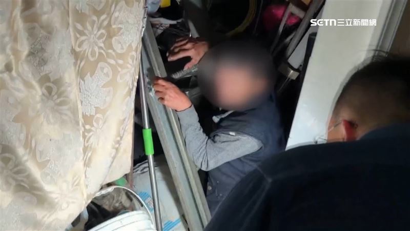 台灣新聞通訊社-幫友慶生喝醉!男失足卡鋁梯牆壁縫隙 動彈不得