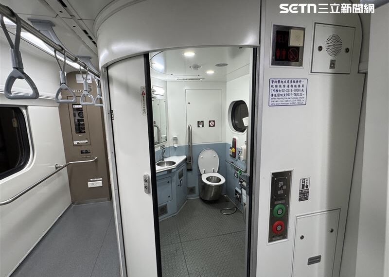 台灣新聞通訊社-髒水外溢車廂地板！北車借錢哥又作怪　這次躲區間車廁所洗澡