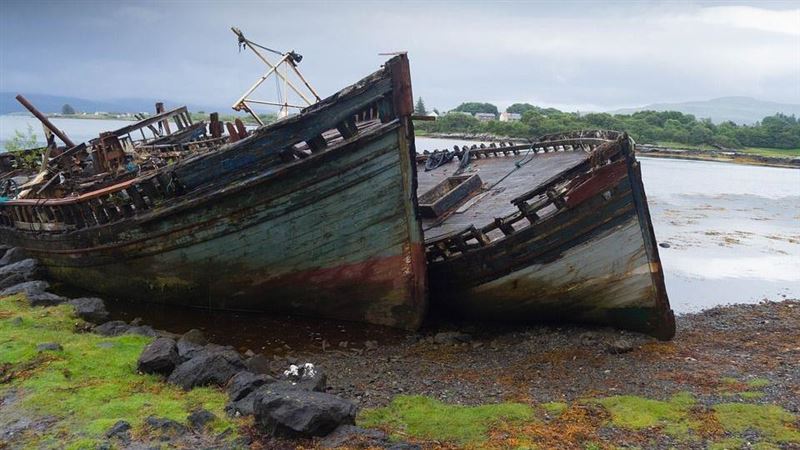 台灣新聞通訊社-絕望畫面曝!遇惡浪掀翻難民船…百人落海「底朝天」只剩15名倖存者漂浮