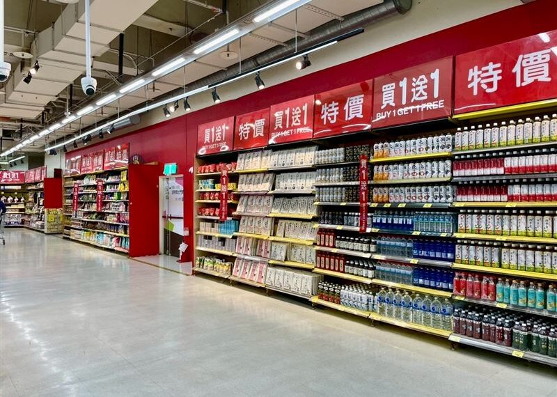 台灣新聞通訊社-省荷包！家樂福逾150項商品買1送1　全聯生鮮爆殺優惠快搶
