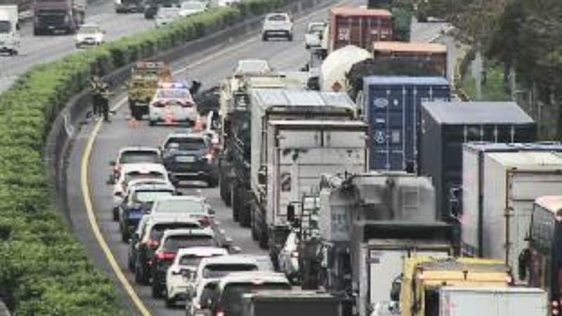 台灣新聞通訊社-快訊／國道嚴重事故！車自撞全毀「打橫占道」駕駛受傷…後方塞成一片