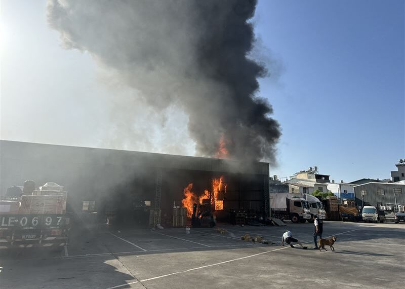 台灣新聞通訊社-快訊／台中太平某工廠大火！木棧板陷入火海　大貨車遭波及輪胎燒毀