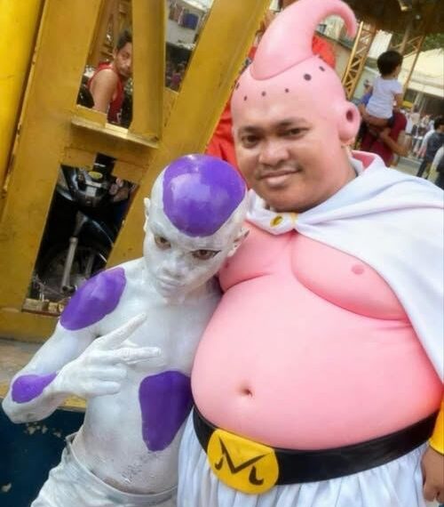 台灣新聞通訊社-神還原變「神遺憾」！他塗乳膠漆Cos《七龍珠》最強反派　全家洗到崩潰