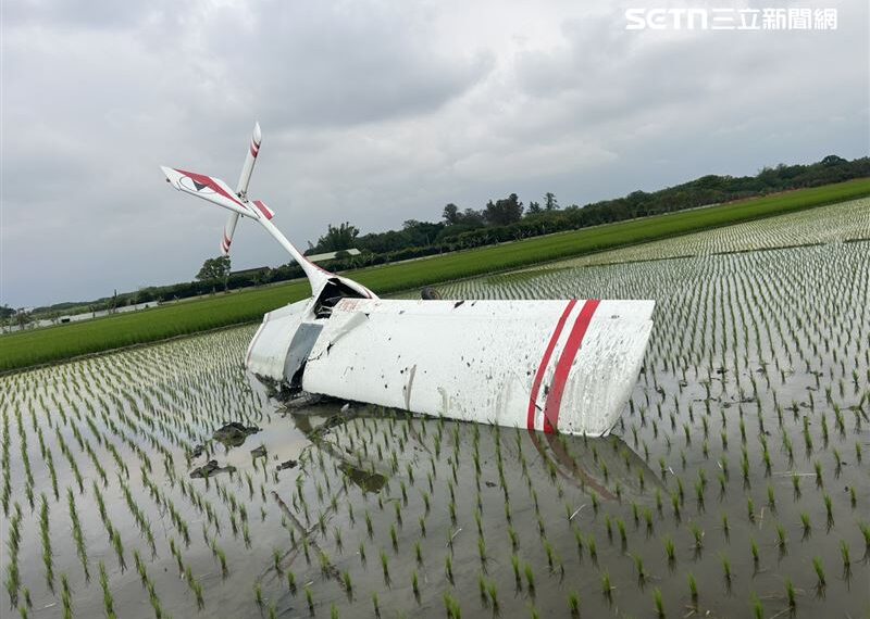 台灣新聞通訊社-獨／雲林虎尾驚傳墜機！未註冊輕航機墜毀「倒栽蔥插進田」駕駛送醫