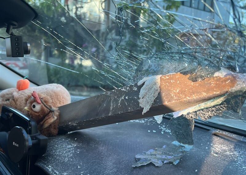 台灣新聞通訊社-絕命終結站驚悚上演！奪命鐵條刺穿擋風玻璃　駕駛嚇瘋：差點見不到太陽