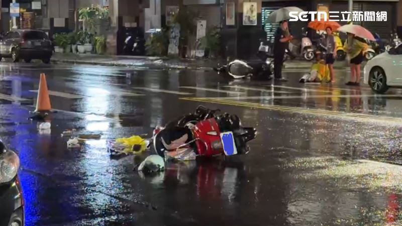 台灣新聞通訊社-直擊二次車禍！女騎士疑闖紅燈肇事「剛擺三角錐」下秒一對男女鑽過撞上