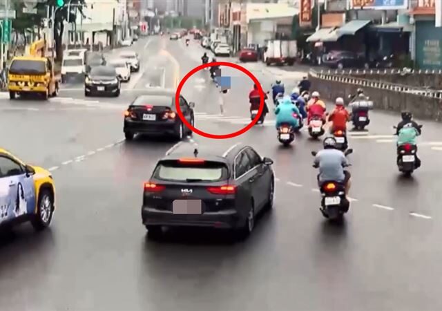 台灣新聞通訊社-這路你開的？高雄男闖紅燈「太空漫步」滑手機　20車急煞定格網全炸鍋