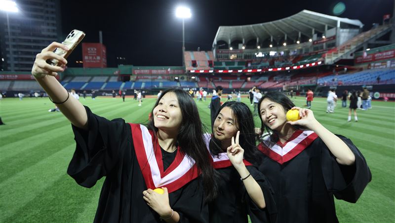 台灣新聞通訊社-中職/味全龍推平日門票買1送1 這些身份享優惠!大巨蛋賽後還可踏草皮