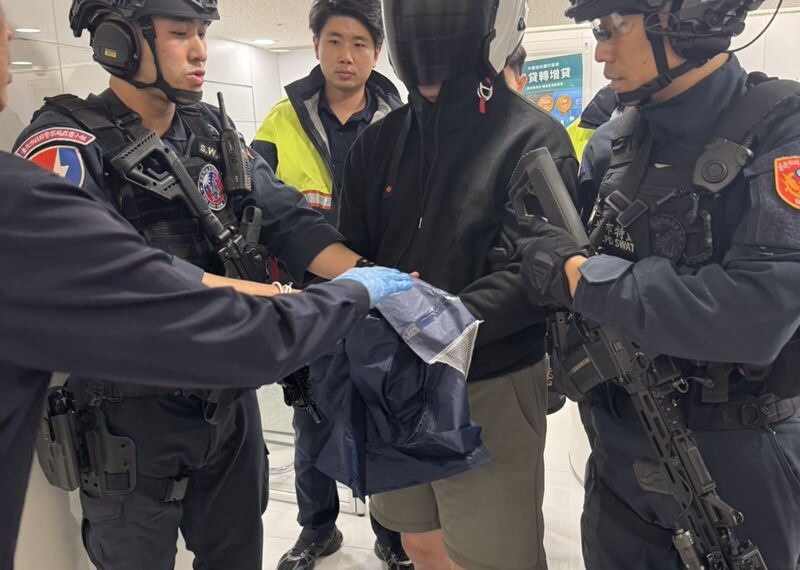 台灣新聞通訊社-揚言搶1千萬！北市中信銀搶案落幕　持槍搶匪被警帶出銀行