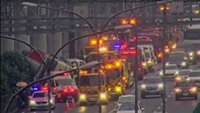 台灣新聞通訊社-新／國1內湖段5車事故！水泥車失控撞4車翻覆　小貨車駕駛命危搶救中