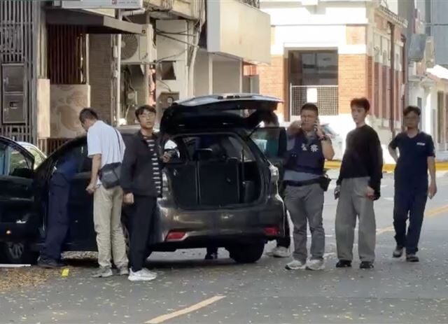 台灣新聞通訊社-快訊／抓到了！犯嫌「攔車談判破局」開槍秒落跑　台中男中彈倒地照曝光