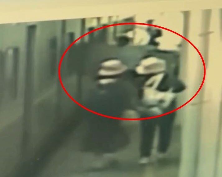 台灣新聞通訊社-台鐵站務員突抓狂！抱大型渡板衝區間車…「猛插車廂3次」嚇壞乘客