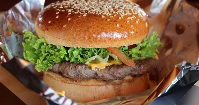 台灣新聞通訊社-8人24小時狂跑80公里　「邊跑邊吃」橫掃176家速食店破金氏世界紀錄