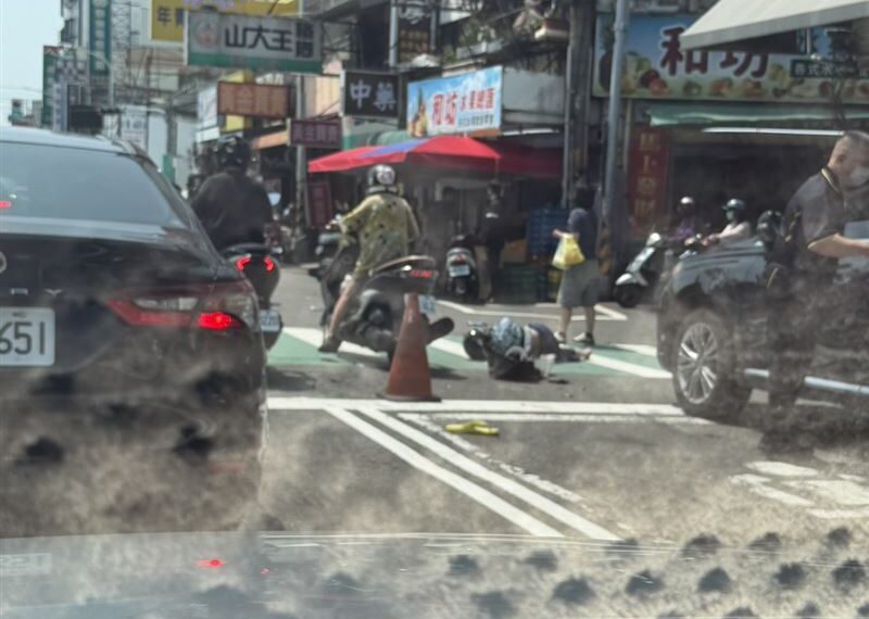 台灣新聞通訊社-快訊／台中大里轎車市場爆衝　撞飛多人、騎士倒地現場混亂