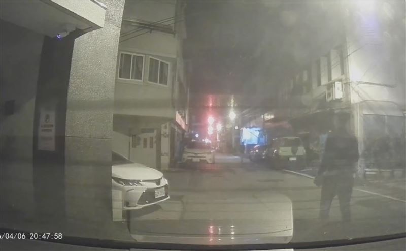 台灣新聞通訊社-花蓮官員違停被開單!基層警PO文爆「跩個258萬嗆身份」1小時後…刪文了