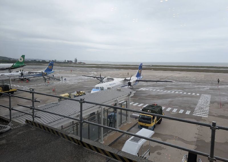 台灣新聞通訊社-金門濃霧逾千旅客滯留 軍機、加班機將助疏運