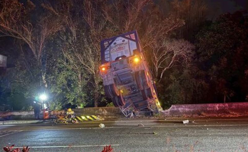 台灣新聞通訊社-暗夜驚魂！苗栗槽車失控「倒栽蔥」掛護欄後輪懸空　驚險畫面曝光