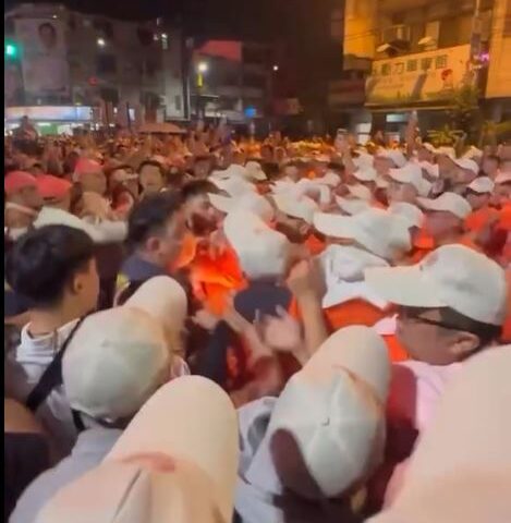 台灣新聞通訊社-大甲媽遶境爆衝突！黑衣人「搶轎」再現 專家：媽祖不保佑　曝最糟情況