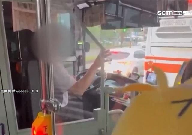 台灣新聞通訊社-等號誌站著聊天！公車司機高談闊論「外星人」