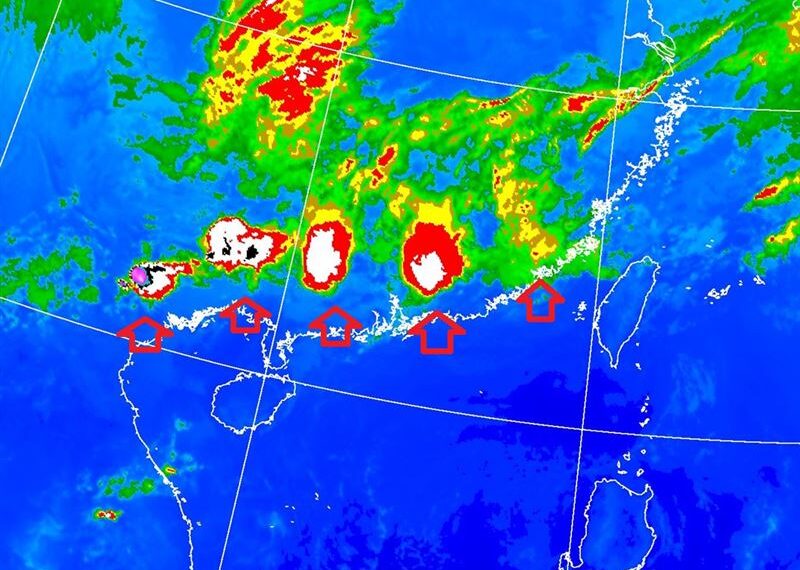 台灣新聞通訊社-排隊雲團現蹤！鄭明典示警：在梅雨季是「致災性豪雨」特徵
