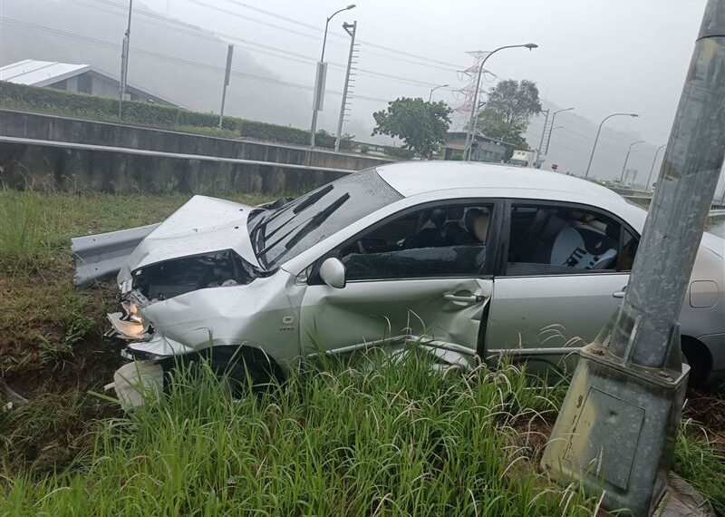 台灣新聞通訊社-天雨路滑釀禍！國道6草屯段2車追撞　轎車撞破護欄衝下邊坡「車頭全毀」